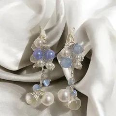 ブルー×ホワイトピアス　ゆらゆら雫　ハンドメイド　サージカルステンレス