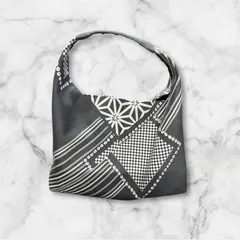 グレー系の手提げバッグ