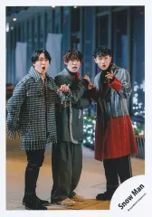 【中古】生写真(STARTO) Snow Man/岩本照・向井康二・宮舘涼太/全身/シングル「LOVE TRIGGER / We’ll go together」MV＆ジャケ写オフショット/公式生写真