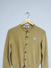 COMME des GARCONS PLAY カーディガン ベージュ L 白ワッペン ラウンドネック