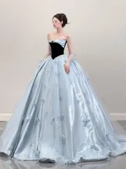 新品 幻想的な輝きと気品を纏う アイスブルーのロイヤルボールドレス