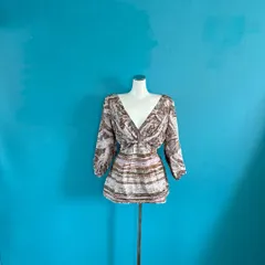 1453【新品】シルク　BCBGMAXAZRIA 総柄ブラウス M Vネックのサムネイル