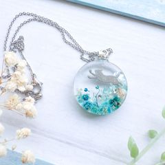 現品限り】No.760 月と猫 球体 ネックレス レジン 雲 レジンアート