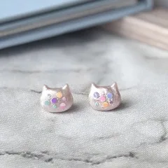 パールピンク カラフルドット ネコ ピアス シンプル 小さめ 小ぶり 猫 ねこ 水玉【598】