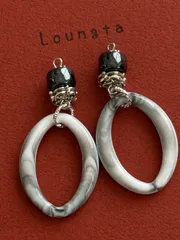 3164グレーメタル ホワイト 大ぶりピアス 樹脂ピアス シルバーピアス