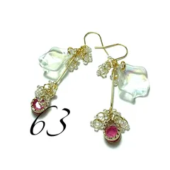 63 花びら＆ビーズのフックピアス ハンドメイド イヤリング 現品限り