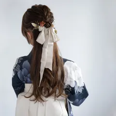 【卒業式袴リボン髪飾りハーフアップヘアアレンジJ】紺色/黒/グレー/白ヘッドドレス/リボンホワイトゴールド/成人式振袖/和装前撮り/和装結婚式白無垢/色打掛/小学校卒業式袴/卒園式の教員様✳︎ロングヘアーに人気の髪型ハーフアップアレンジ