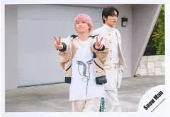 【中古】生写真(ジャニーズ) Snow Man/佐久間大介・目黒蓮/横型・膝上/シングル「オレンジkiss」MV＆ジャケ写オフショット/公式生写真