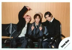 【中古】生写真(ジャニーズ) Snow Man/ラウール・阿部亮平・佐久間大介/横型・膝上/「Snow Man 1st DOME tour 2023 i DO ME」グッズオフショット/公式生写真