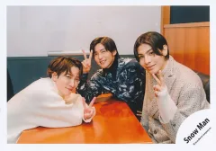 【中古】生写真(STARTO) Snow Man/ラウール・渡辺翔太・目黒蓮/横型・上半身/シングル「LOVE TRIGGER / We’ll go together」MV＆ジャケ写オフショット/公式生写真