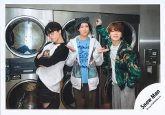 【中古】生写真(STARTO) Snow Man/宮舘涼太・阿部亮平・深澤辰哉/横型・膝上/アルバム「RAYS」MVオフショット/公式生写真