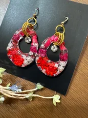 赤いお花の揺れるピアス　レジン