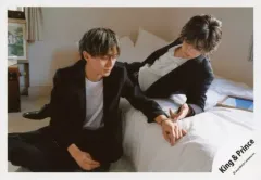 【中古】生写真(STARTO) King ＆ Prince/永瀬廉・高橋海人/横型・全身/シングル「愛し生きること / MAGIC WORD」MV＆ジャケ写オフショット/公式生写真