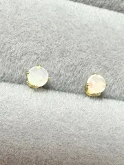 K18メッキ　宝石質エチオピア産オパールAAA- ラウンドカットピアス（サージカルステンレス）