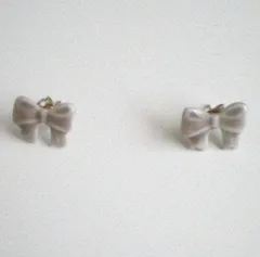 mememe リボンピアス　耳元アート　磁器　イギリス作家　グレー　長めスタッド