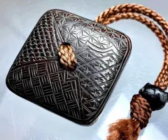 ■根付　形彫根付　蓮の葉に蜻蛉とんぼ人物根付　提げ物　蒐集品　象牙・鹿角・ウニコール・鯨歯・江戸・幕末・明治～昭和期■ ヒノキの縁起もの根付 合格祈願 蜻蛉 | ミライスモール