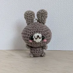 あみぐるみ　うさぎさん　茶グレー？　キーホルダー　ハンドメイド　兎