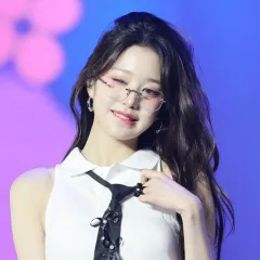 IVE（アイヴ） ウォニョン(WONYOUNG・チャンウォニョン) フチなし メガネ ブルーライトカット Celine セリーヌ MIU MIU ミュウミュウ Cartier カルティエ サングラス