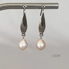 水パール・天然色ほんのりピンクベージュ・ドロップ　ピアス　・・✽・・　〈サージカルステンレス　フック〉