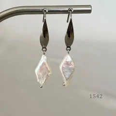 バロック淡水パール・ひし形　ピアス　・・✽・・　〈サージカルステンレス　フック　ニュアンス〉