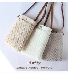 ニット模様のふわふわスマホポーチ スマホショルダー　スマホポシェット サコッシュ プレゼント ギフト 秋 冬 ハンドメイド