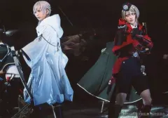 【中古】生写真(男性) 岡宮来夢(鶴丸国永)・石橋弘毅(日向正宗)/ライブフォト・横型・膝上・1部衣裳・岡宮左向き・キャラクターショット/「ミュージカル『刀剣乱舞』 ～静かの海のパライソ～」ローソンプリント限定ブロマイド