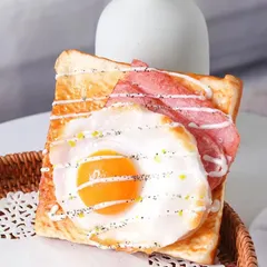☆リアルな見た目☆ 食品サンプル　ベーコンエッグトースト　目玉焼きトースト　食パン　ハム　卵　実物大　本物そっくり　偽物　インテリア　ディスプレイ