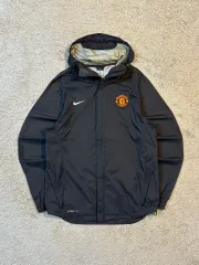NIKE マンチェスターユナイテッド　ジャケット　テック 2025年最新】nike マンチェスターユナイテッド ナイロンジャケットの