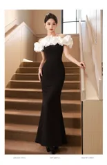 ボリューム素材のオフショルダーとマーメイドラインが美しいロングドレス