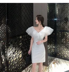 純白ワンピース　ひざ丈　シンプル　結婚式　パーティー