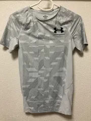 美品　アンダーアーマー　半袖インナー　ライトグレー　M