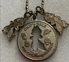 e✖ディズニー✖　チップ&デール　メダル型　キーホルダー