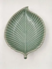 【K-1670】皿 茶道具 青磁 韓国製 木の葉菓子鉢 暁泉窯 権泰鉉作？