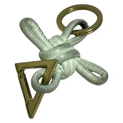 ボッテガヴェネタ キーホルダー トライアングル ツイスト チャーム ホワイト 楽天市場】【ブラックフライデー・11/22～26限定・最大2万円OFF