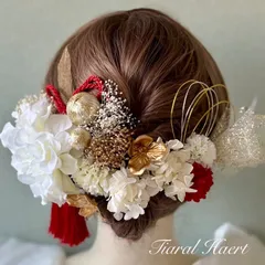 髪飾り 成人式 卒業式 花嫁ヘア白ダリア 金小花 赤タッセル ハンドメイド 水引 金箔 ドライフラワー