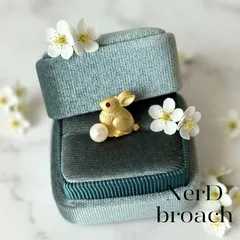 淡水パールを添えたミニウサギのブローチ  かわいい 動物 小ぶり ミニサイズ アニマル お呼ばれ ゴールド エレガント 上品 ギフト プレゼント 贈り物 レディース 女性 おしゃれ 大人 カジュアル フォーマル コサージュ NerD 新品未使用