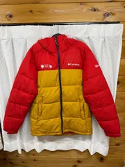 used  Columbia（コロンビア）限定モデル：ダウンジャケット（中綿ジャケット） ・カラー：レッド✕マスタードイエローのツートン カラー ・ロゴ： ・左胸に「Columbia」 ロゴ ・右胸に「RED DEER CANADA 2019」