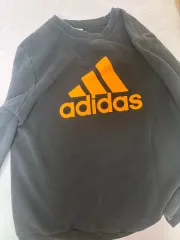 アディダス 黒色 スウェット オレンジ ロゴ