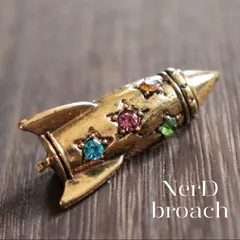 カラフルスターのロケットブローチ　カジュアル 宇宙 星 アンティーク調 大人 新品未使用 ヴィンテージ調 かわいい メンズ 男女兼用 NerD