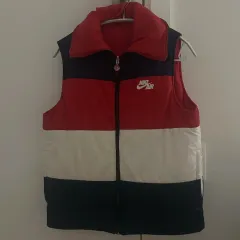 ナイキ レディース リバーシブル ダウンベスト