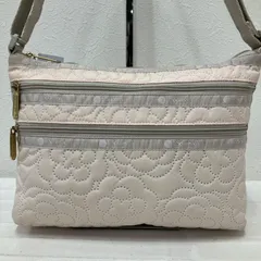 5944　良品　LeSportsac レスポートサック　パフィーブロッサムズ　パフィーブロッサムローズ　クイーンバッグ　ショルダーバッグ　肩がけ　斜めがけ　クロスボディ　ピンク　ライトピンク　ベビーピンク　ピンクベージュ　型押し　デボス加工　花　フラワー
