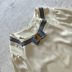 昭和レトロリボン付き　クラシカルブラウス　アイボリー　上品デザイン abのサムネイル