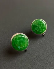 【ヴィンテージ】煌めく翡翠色の輝き ネジ式 チェコガラス・イヤリング