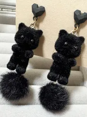 黒猫とハートのファーピアス　s925