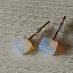NO49虹色天然石オパール変形スクエア型スタッドピアス・サージカルステンレス