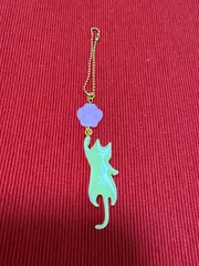 レジンの猫のキーチャーム(イエロー&ピンク)