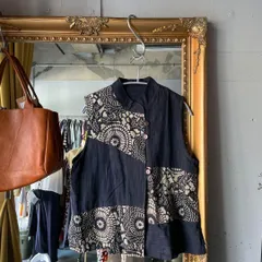 57 ジレ ベスト 花柄 総柄 ブラウス し 羽織　エスニック　ブルー 青 藍色 ネイビー 紺色　BLUE　NAVY　お呼ばれ　デート　オフィスカジュアル　食事会