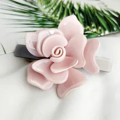 華やかさ溢れるフラワーモチーフヘアクリップ　立体的なデザインがスタイルの主役にもなるようなバレッタ 肌や髪の毛に馴染みのいいカラー 輝きが上品に髪を着飾ります 　大人な上品さを取り込めるアイテム カメリアバレッタ　レディース　二次会　パーティー ha0111a