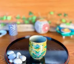 九谷焼　長谷川紀代造　色絵　うさぎ文　小皿　手塩皿　五客　共箱　M　6445 長右衛門窯 銘々皿（赤絵兎文・ 花型小）｜九谷焼のうつわ｜和食器通販