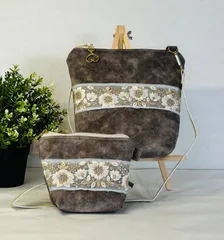 【裁縫ストア・ボヌール】大人かわいい　フェイクレザーフェルト　ライトグレー　インド刺繍リボン　刺繍入りキルティング生地　ショルダーバッグ　サコッシュ　クロスボディーバッグ　ミニポーチ　ハンドメイド　ゴージャス   スマート / №500-678